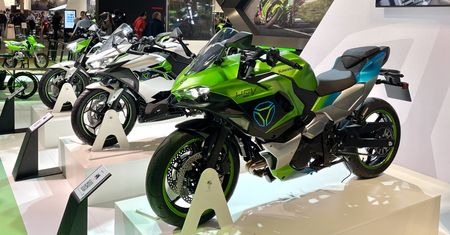 Kawasaki patrzy w przyszłość. Japończycy pokazali modele elektryczne i hybrydę