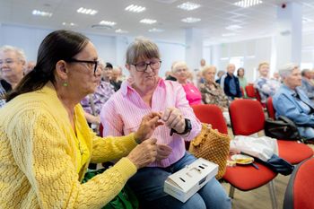 Gorzów: Wystarczy jeden przycisk, by wezwać pomoc. Seniorzy dostali opaski SOS