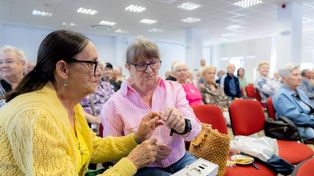Gorzów: Wystarczy jeden przycisk, by wezwać pomoc. Seniorzy dostali opaski SOS