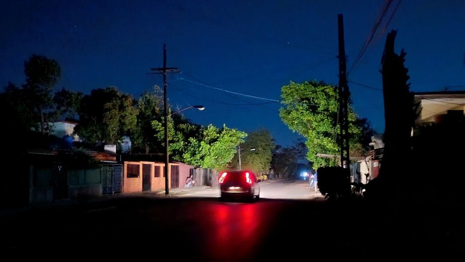 A street without electricity during a blackout in Havana, Cuba, 14 March 2025. Cuba suffered a new national blackout, the fourth in less than six months, reflecting the deep energy crisis suffered by the country and the extreme precariousness with which its electrical system operates due to decades of underfunding. EPA/ERNESTO MASTRASCUSA Dostawca: PAP/EPA.