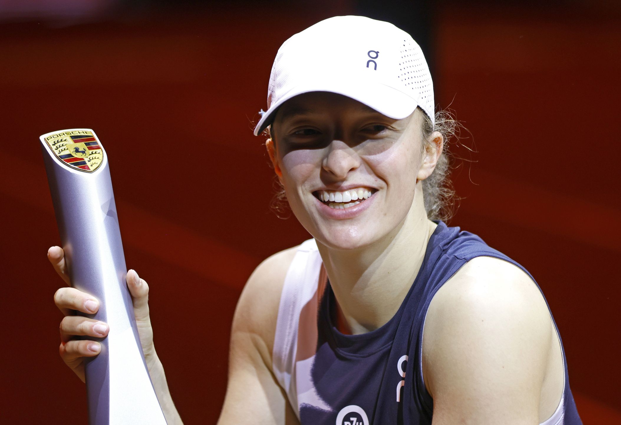Iga Swiatek of Poland celebrates with the trophy after winning her final match against Aryna Sabalenka of Belarus at the Porsche Tennis Grand Prix tournament in Stuttgart, Germany, 23 April 2023. EPA/RONALD WITTEK Dostawca: PAP/EPA.