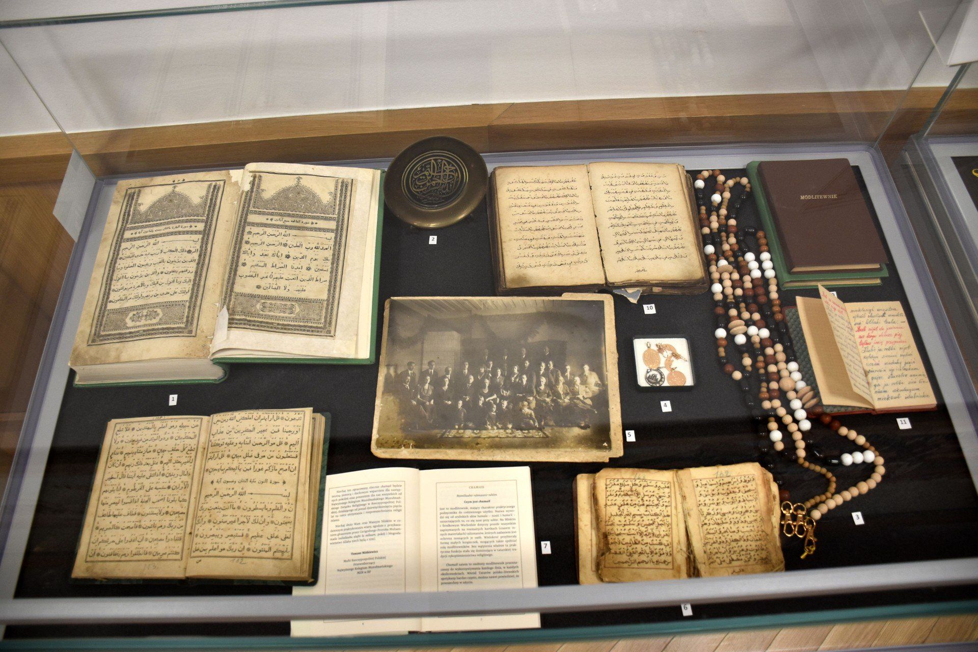 Wydarzeniu towarzyszyła prezentacja multimedialna wybranych materiałów związanych z Muzułmańską Gminą Wyznaniową w Szczecinie oraz wystawa przedstawiająca część zbiorów rodzinnych Państwa Lebiedziów