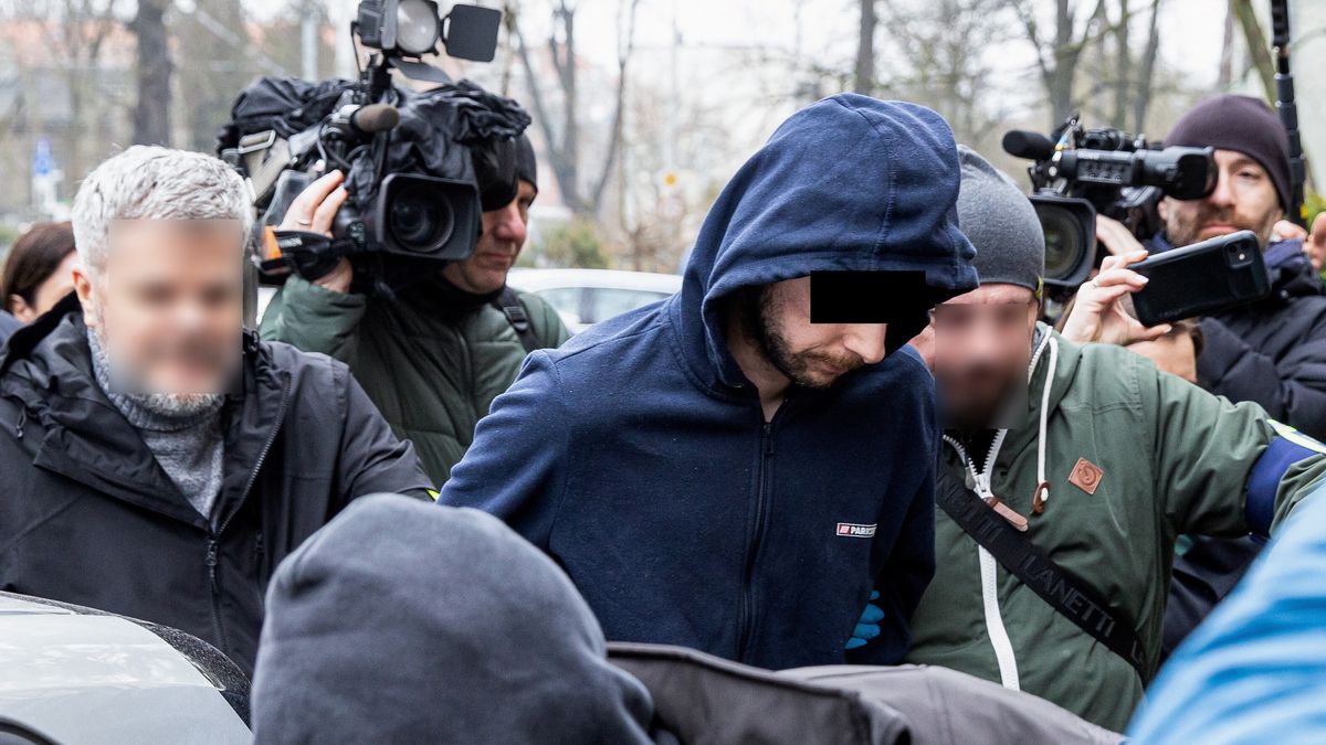 Doprowadzenie zatrzymanego kierowcy do prokuratury w Szczecinie