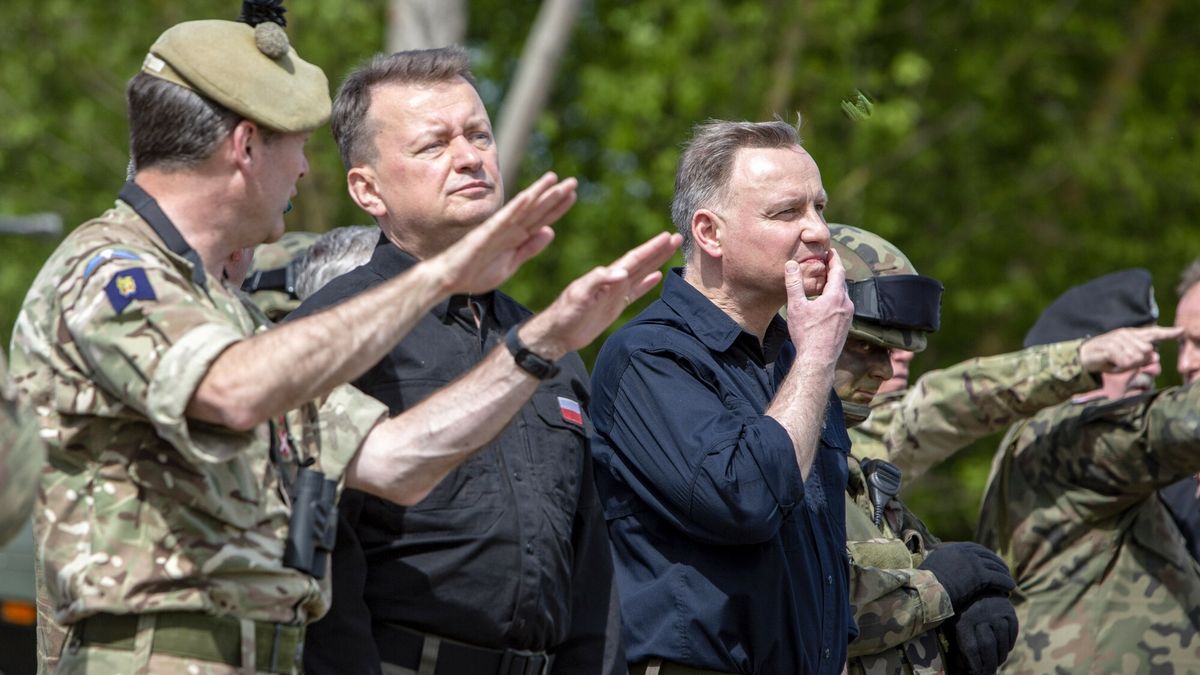 ?wiczenia Defender Europe 2219.05.2022 Nowogrod wizyta prezydenta prezydenta RP Andrzeja Dudy, ministra obrony narodowej  Miariusza Blaszczaka i ambasadowa USA w Polsce Marka Brzezinskiego na cwiczeniach DEFENDER-Europe 2022 gdzie cwiczyli przeprawe przez Narew zolnierze Francji, Polski, USA i Szwecji  N/z  minister obrony narodowej Mariusz Blaszczak, prezydent RP Andrzej Duda   fot Marek Maliszewski/REPORTERMarek Maliszewski/REPORTER