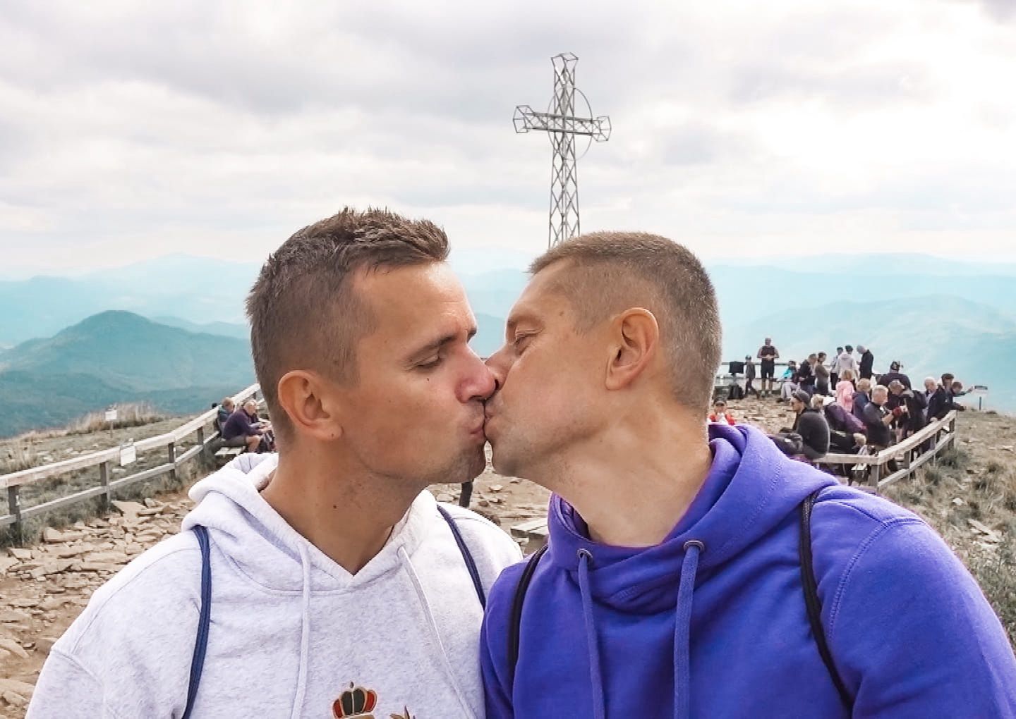 Pocałunek gejów z krzyżem w tle. Internauci: "prowokacja"