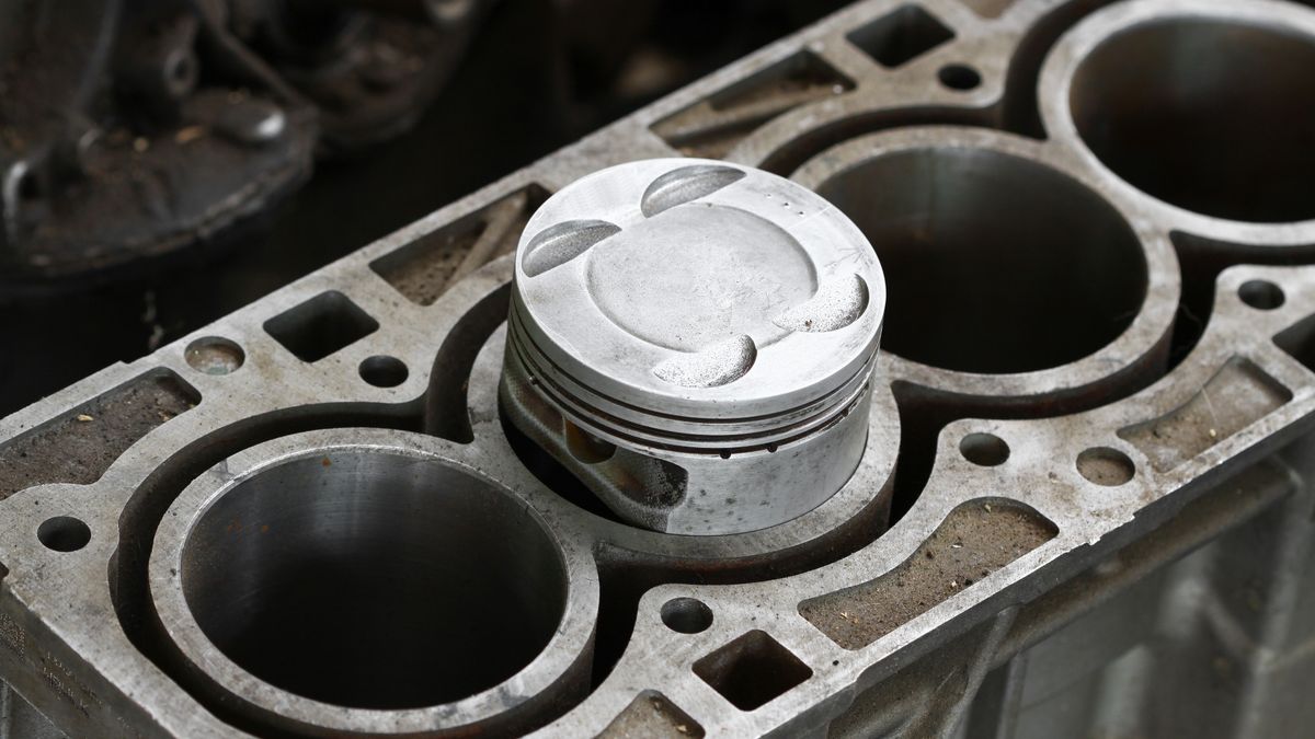 Skutkiem LSPI jest najczęściej uszkodzenie tłoka. By temu zapobiec, wystarczy odpowiedni olej silnikowy.