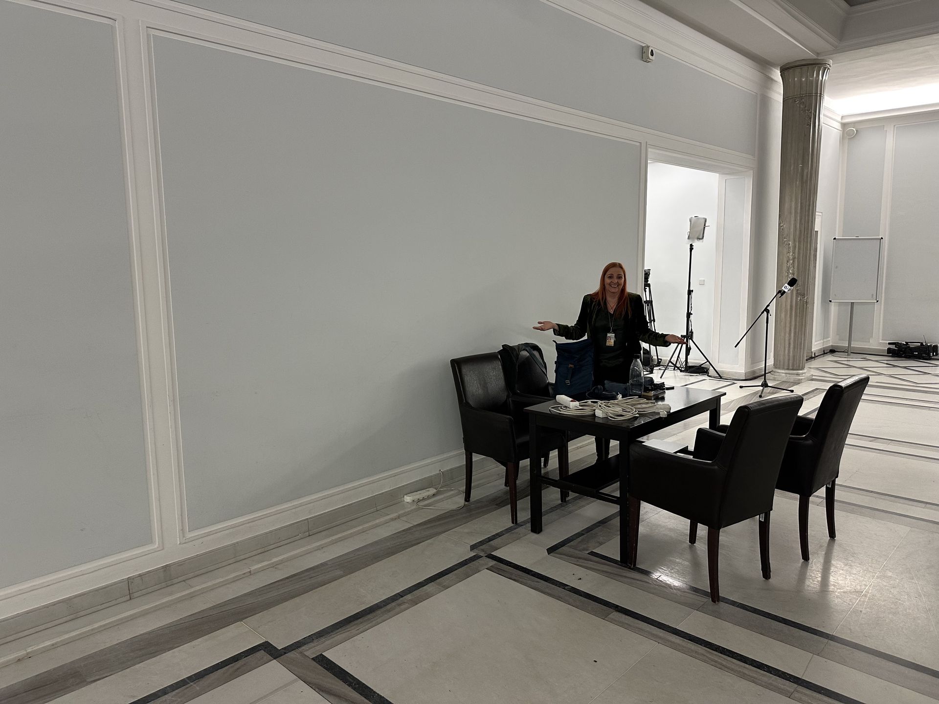 Dziennikarka IAR Małgorzata Naukowicz przy stoliku dziennikarskim, który jako ostatni został przeniesiony w nowe miejsce 