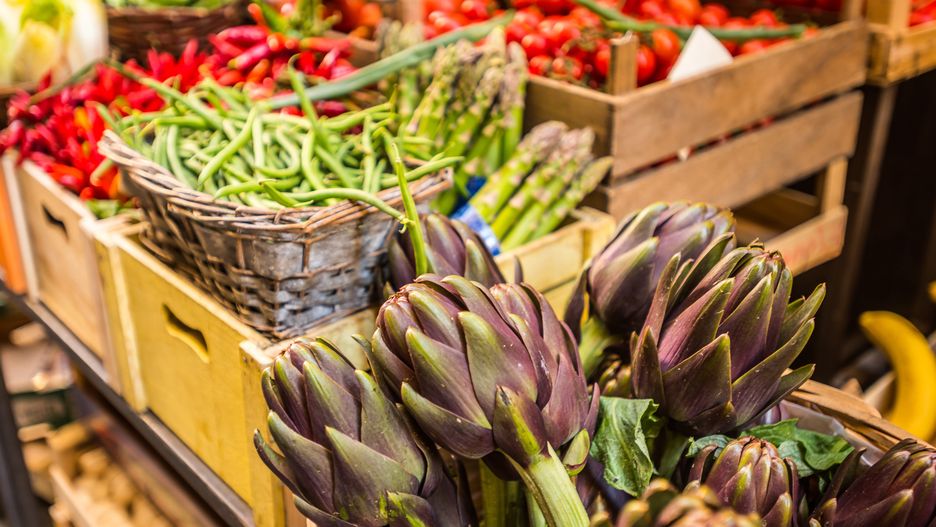 rynek, karczochy, targ, warzywa, owoce, szparagi, fasolka, drewno, skrzynie, carchofi, sprzedaż, kolorowo
