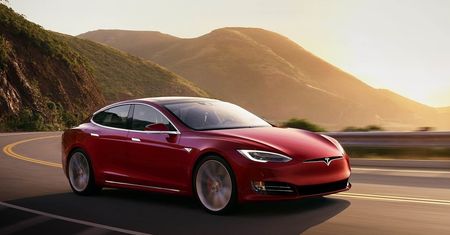 Tesla pobiła rekord. Model S pierwszym elektrykiem z ponad 400 mil zasięgu