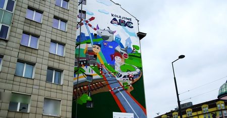 Warszawa. Odsłonięto mural promujący bezpieczeństwo na przejazdach kolejowych