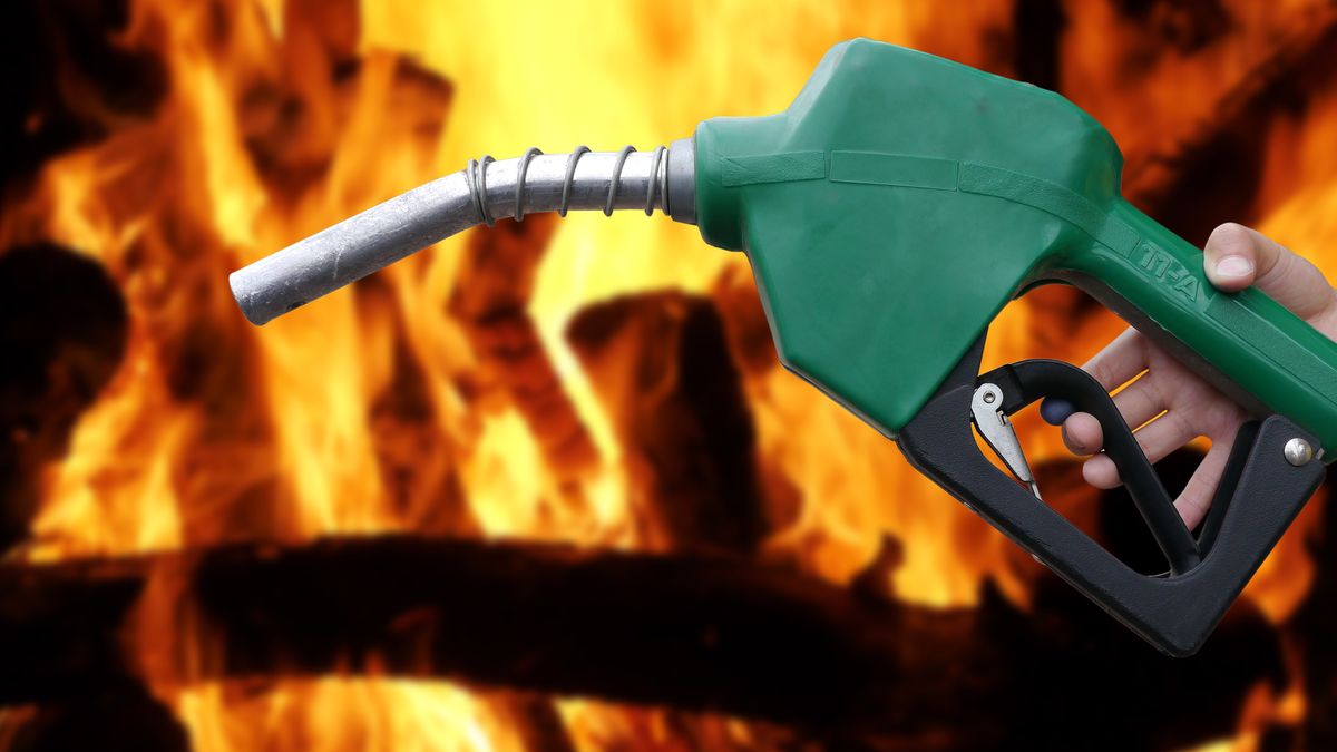 Pożar na stacji paliw jest bardzo niebezpieczny.