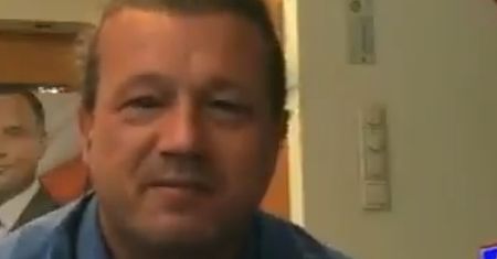 Jest fanem Dudy i tego nie ukrywa. Ma nawet wielki baner w kuchni