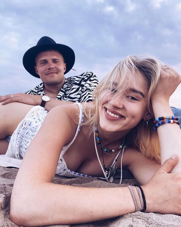 Są przyrodnim rodzeństwem, zakochali się i wzięli ślub przy wsparciu rodziców. Tak reagują na krytykę: "Piszą, że przyprawia ich to o MDŁOŚCI"