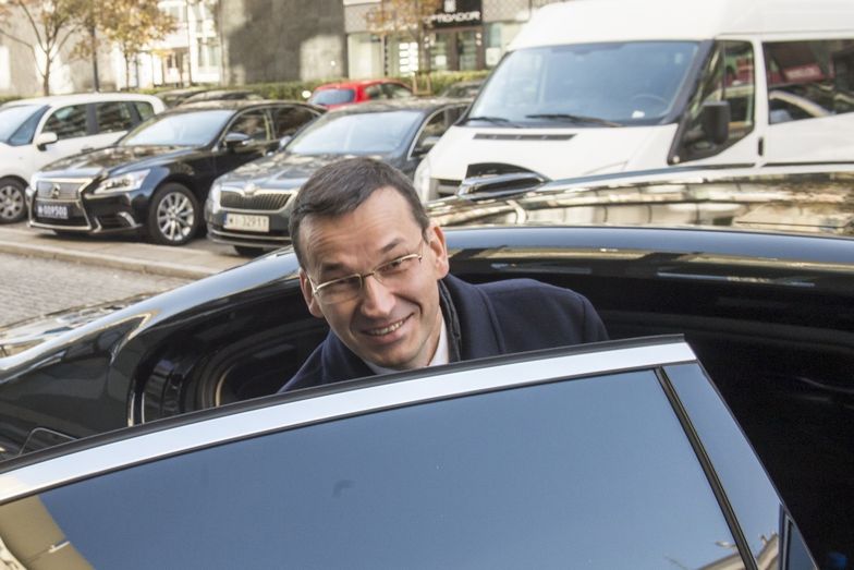 Mateusz Morawiecki chce, by Polacy masowo przesiadali się do samochodów elektrycznych, ale sam wybiera tradycyjne limuzyny napędzane silnikami spalinowymi.