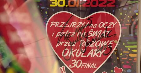 W jednym ze szczecińskich centrów handlowych zgromadzono na wystawie wszystkie oficjalne plakaty zapowiadające minione finały WOŚP