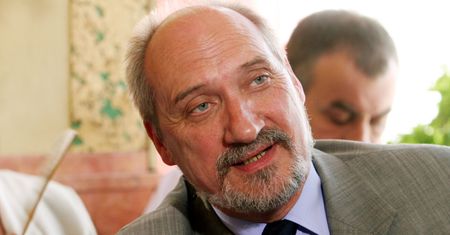 Czystki w MON. Macierewicz odwołał prezesa Agencji Mienia Wojskowego