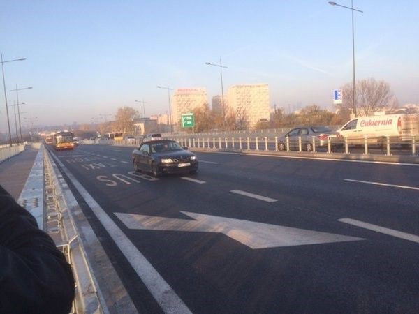 Prawie 100 tys. aut na dobę na moście Łazienkowskim w Warszawie