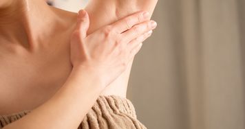 Ciemne plamy pod pachami? Nie zawsze są skutkiem golenia