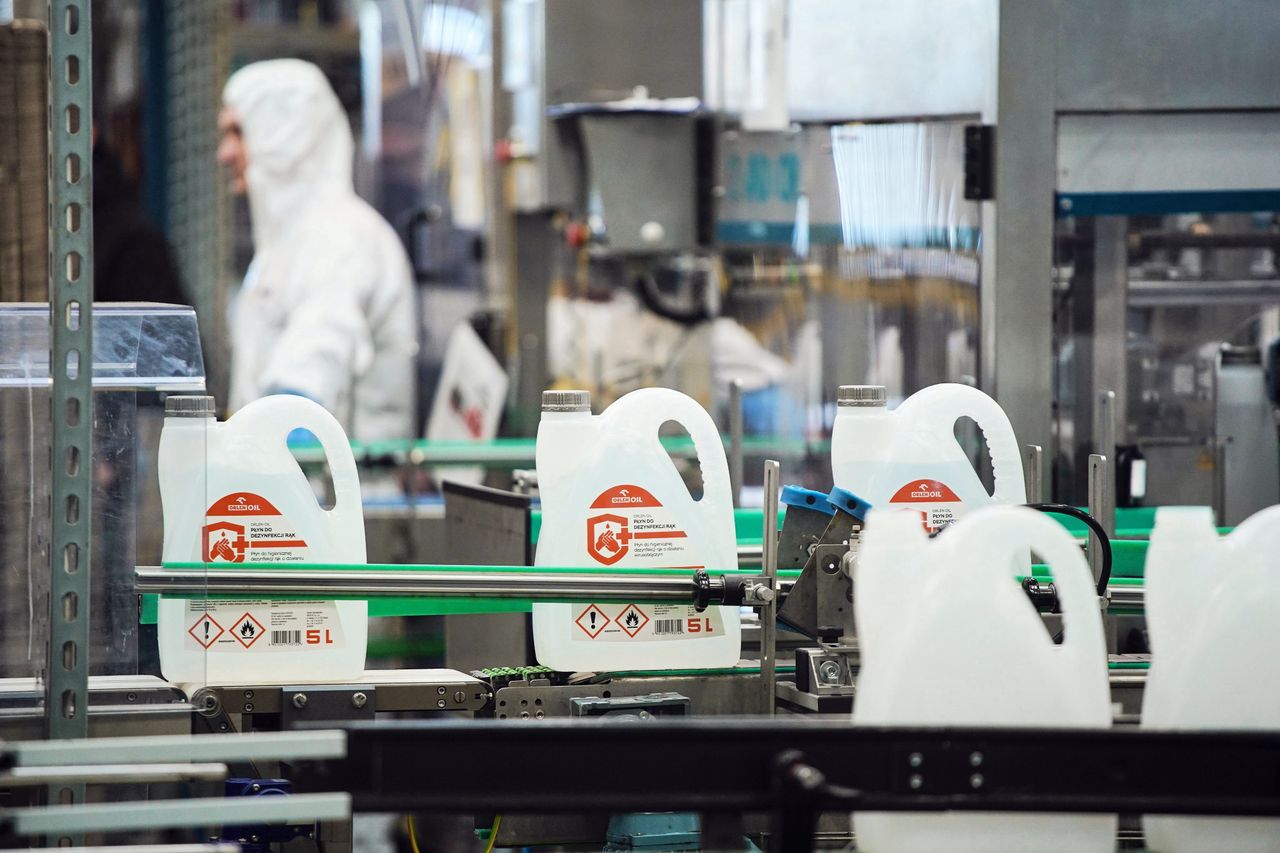 Orlen zwiększy produkcję płynu do dezynfekcji. Są też złe wieści – nie trafi na stacje