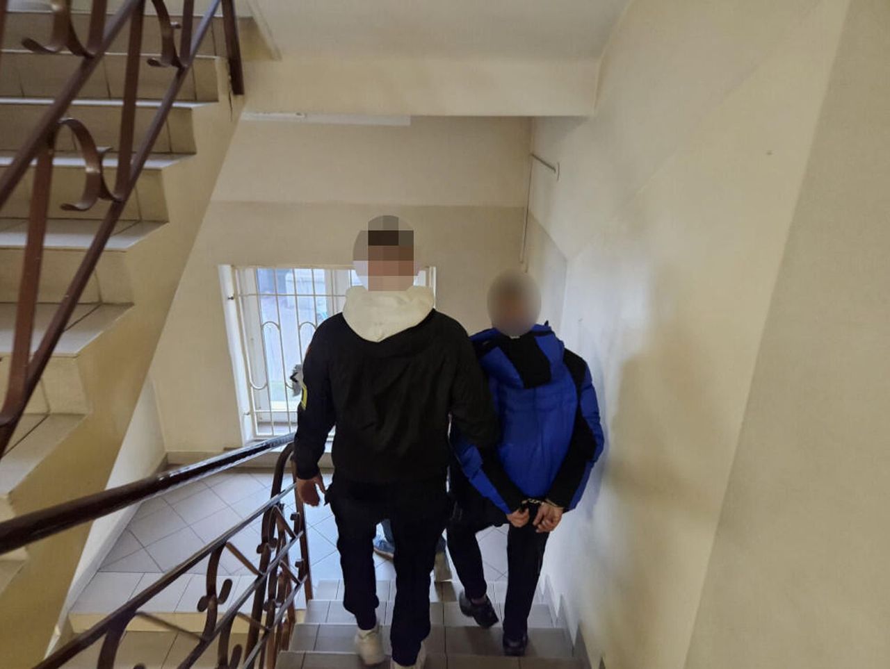 Warszawa: Diler-recydywista ukrywał w piwnicy 1,5 kg narkotyków