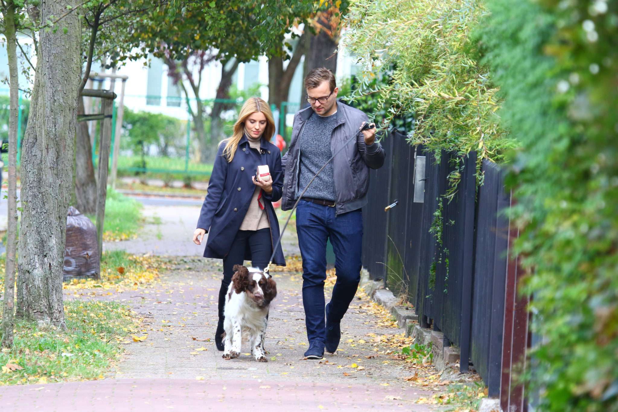 Kasia Tusk zasłaniała się płaszczem, który chronił ją przed zimnem