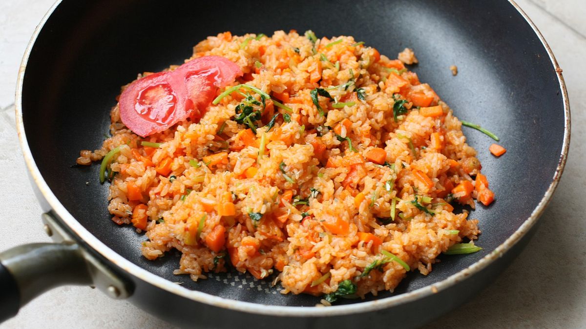 Żółty ryż z przyprawami w proszku