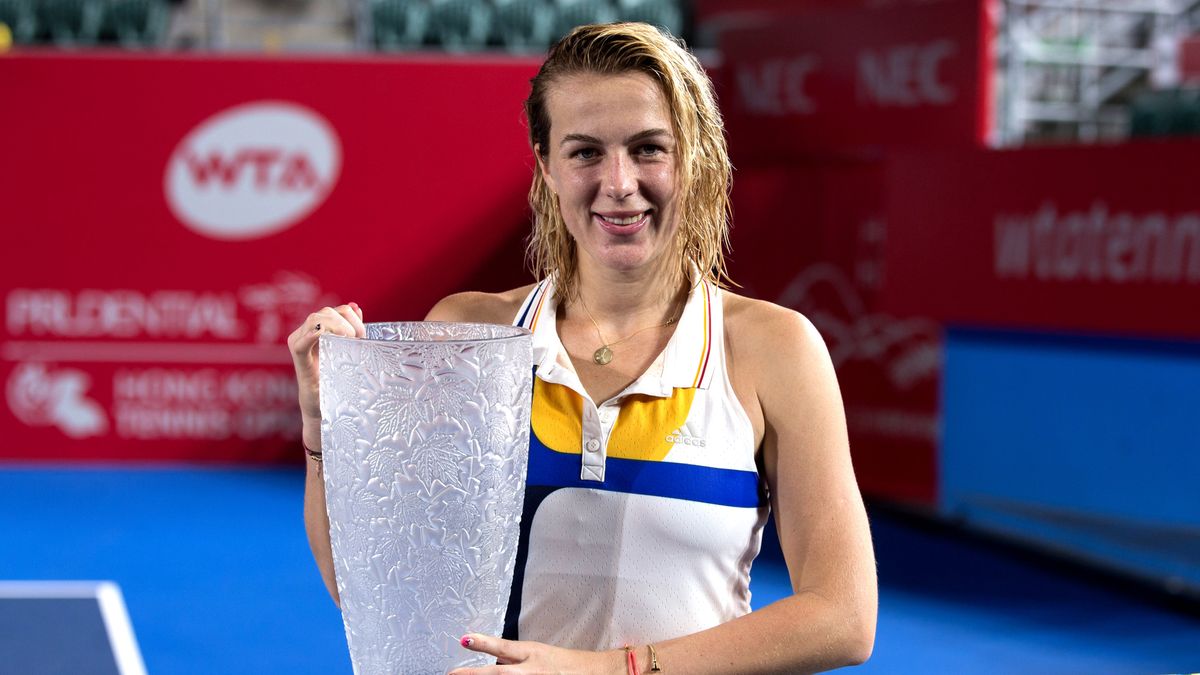 PAP/EPA / JEROME FAVRE / Na zdjęciu: Anastazja Pawluczenkowa, mistrzyni Prudential Hong Kong Tennis Open 2017