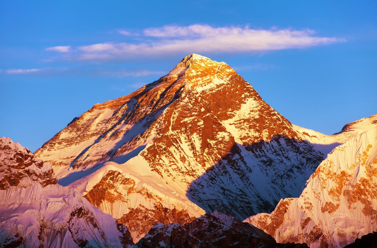 Mount Everest grows: How erosion and mantle dynamics lift the peak