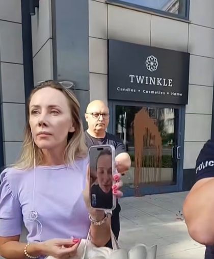 Mama Andziaks pod zniszczonym przez aktywistów sklepem