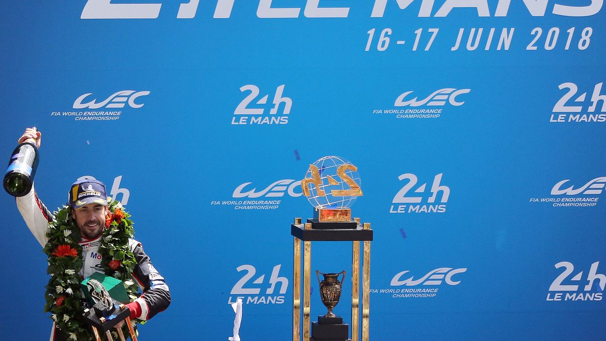 Fernando Alonso świętuje wygraną w 24h Le Mans