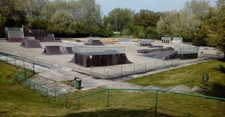 Betonowe zamiast drewnianych – zmiany w skateparku na Ratajach