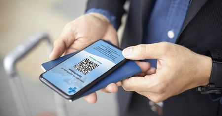Certyfikat covidowy bez szczepienia? MZ ostrzega