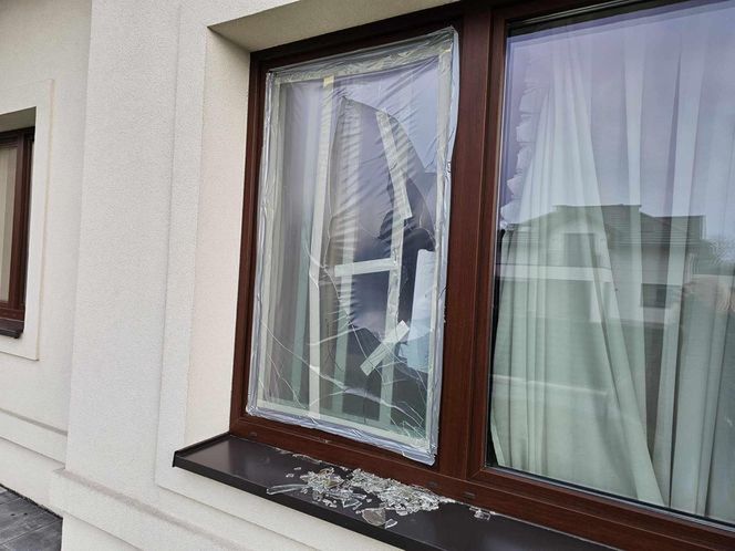 okno przez które weszli sprawcy