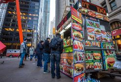 Street food w Nowym Jorku. Kto wymyślił bajgle, hot dogi i czipsy?