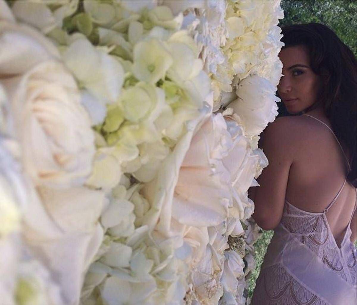Kim Kardashian dostała ścianę z kwiatów jako prezent ślubny