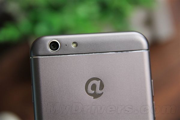 Czy podróbki mogą być premium? Oto androidowy klon iPhone'a 6, którego nie wygniesz i nie porysujesz 18