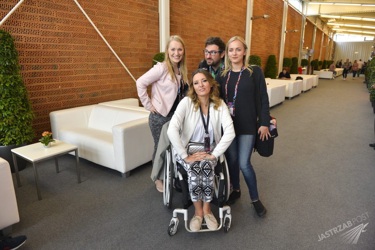 <strong>Monika Kuszyńska</strong> na <strong>Eurowizji 2015</strong> w Wiedniu przed próbą generalną z chórem: <strong>Aleksandra Tabiszewska, Natalia Bajak i Jan Radwan</strong>