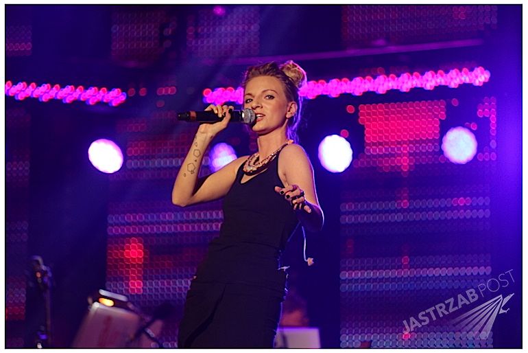 Zdjęcie z występu Sarsy na Baltic Song Contest 2015. Zaśpiewała "Naucz mnie"
