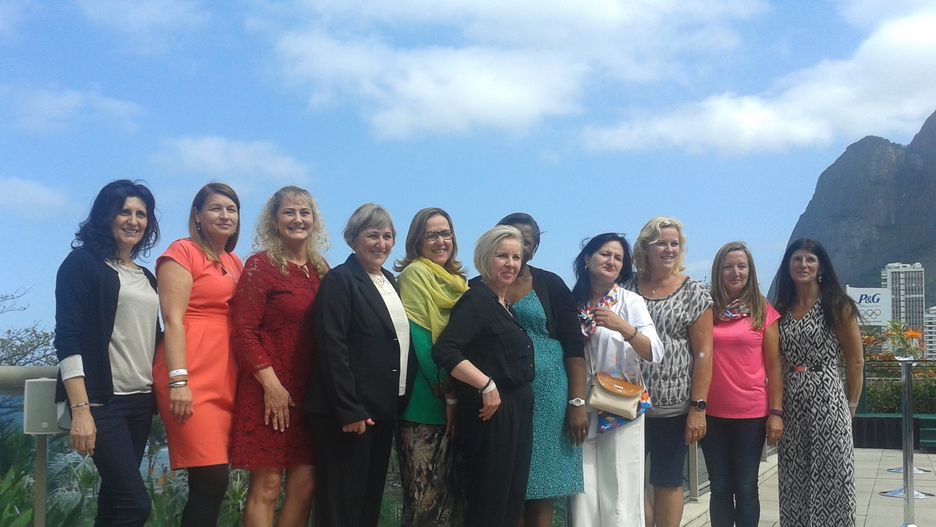 Oto silne, wspaniałe mamy olimpijczyków z różnych zakątków świata: m.in. z Polski – mama pływaka Radka Kawęckiego, Ukrainy – mama szermierki Mireii Belmonte, Irlandii – mama pięściarki Katie Taylor, Włoch – mama pływaka Gregoria Paltrinieri, Grecji – mama gimnastyka Eleftheriosa Petrouniasa, Francji – mama dżudoki Teddy’ego Rinera czy Brazylii – mama zawodniczki piłki plażowej Aghaty Bednarczuk