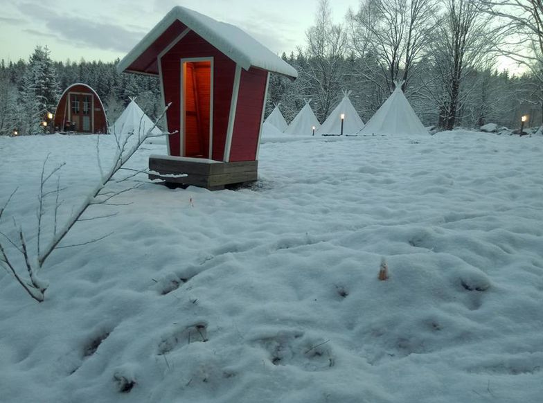 Początkowo można będzie rezerwować miejsca w pięciu namiotach, które mieszczą od 4 do 8 osób. Zatem jednocześnie w polskiej Laponii na nocleg liczyć może od 20 do 40 osób