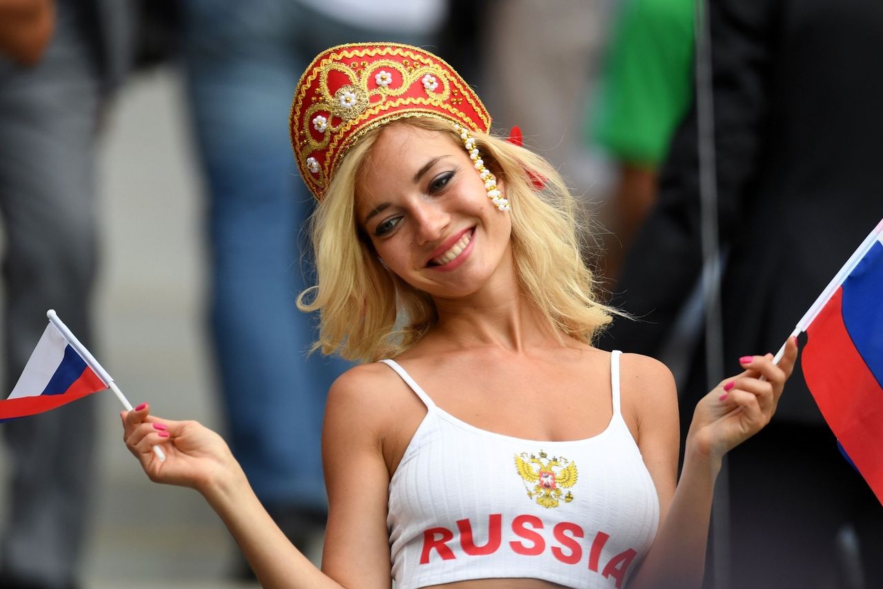 Dwie twarze Mundialu 2018. Roznegliżowane Rosjanki kontra zasłonięte Arabki