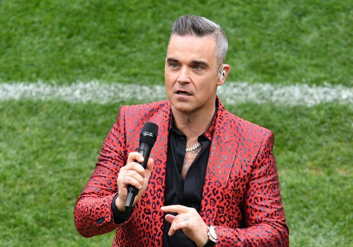 Robbie Williams zaśpiewał podczas ceremonii otwarcia Mistrzostw Świata 2018. Pokazał środkowy palec do kamery