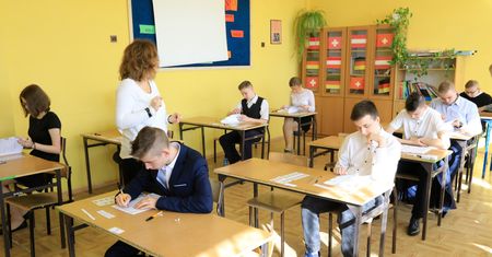 Egzamin gimnazjalny 2018. Testy z biologii, chemii, fizyki, geografii i matematyki. Arkusze - gdzie szukać?