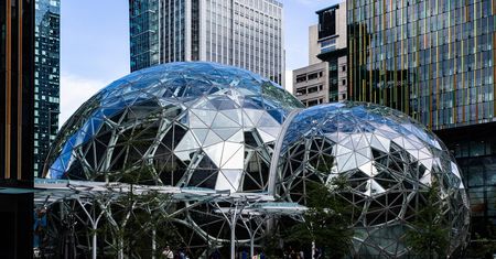 Bezos kontynuuje sprzedaż akcji Amazona, umacniając swoją finansową niezależność