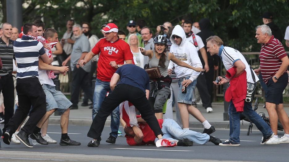 Polsko-rosyjskimi kontaktami rządzą emocje. Na zdjęciu bójka pomiędzy kibicami obydwu krajów w czasie Euro 2012