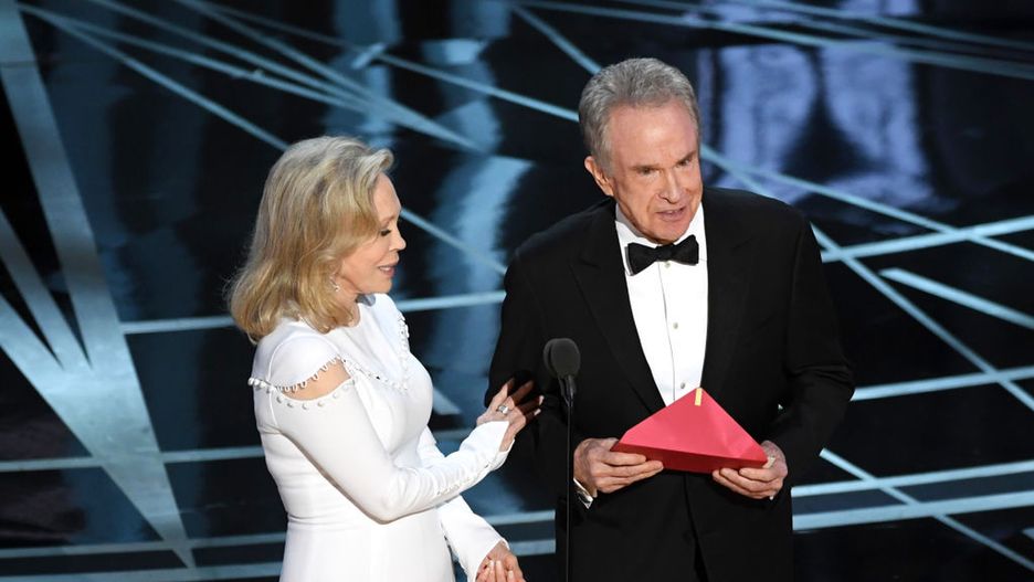 Warren Beatty nie krył zdziwienia po rozpieczętowaniu koperty. Błędny tytuł przeczytała Faye Dunaway