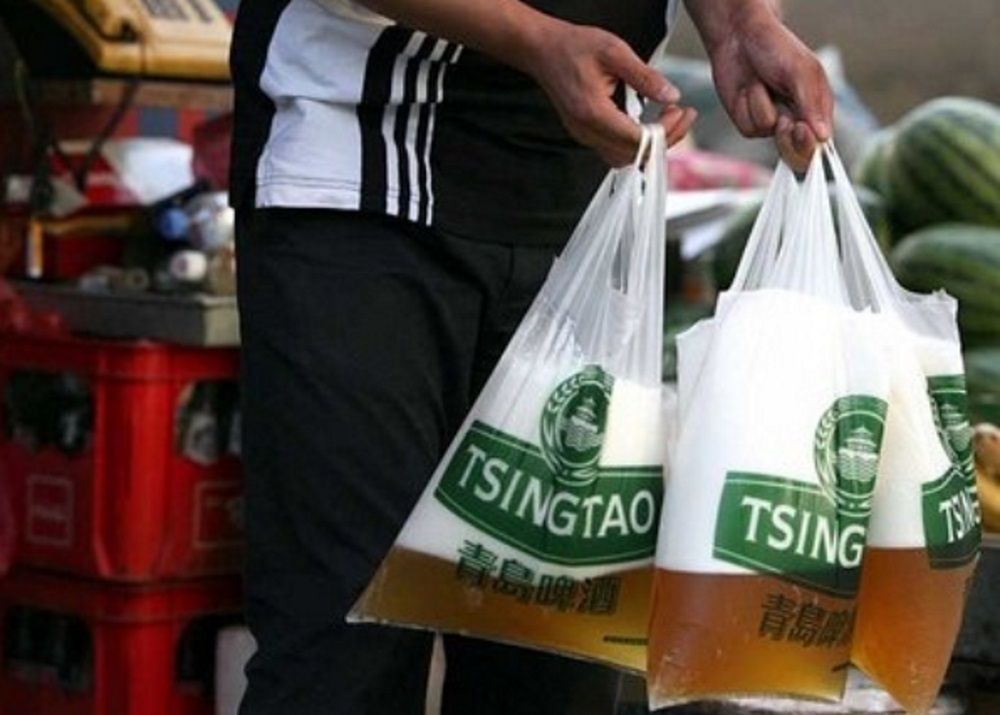 W Chinach można kupić piwo w reklamówce. Tsingtao w markowych torbach