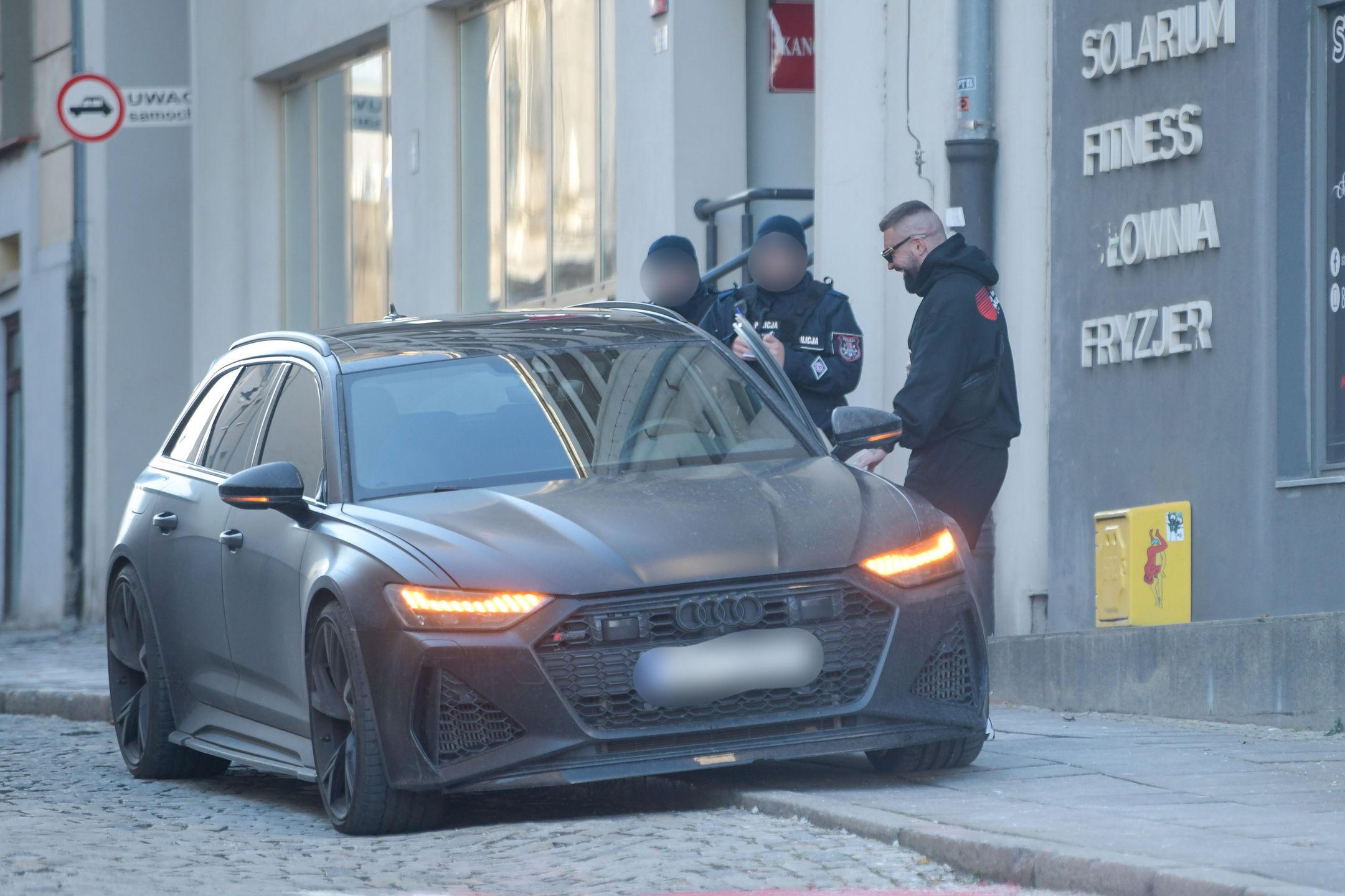 Uśmiechnięty Daniel Majewski wsiada do samochodu za ponad 600 tysięcy