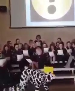 Strajk nauczycieli 2019. Nauczyciel przebrał się za krowę i muczał