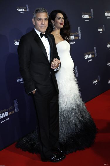 George Clooney i Amal Clooney na gali Cesar FIlm Awards 2017. Zdjęcia ciężarnej